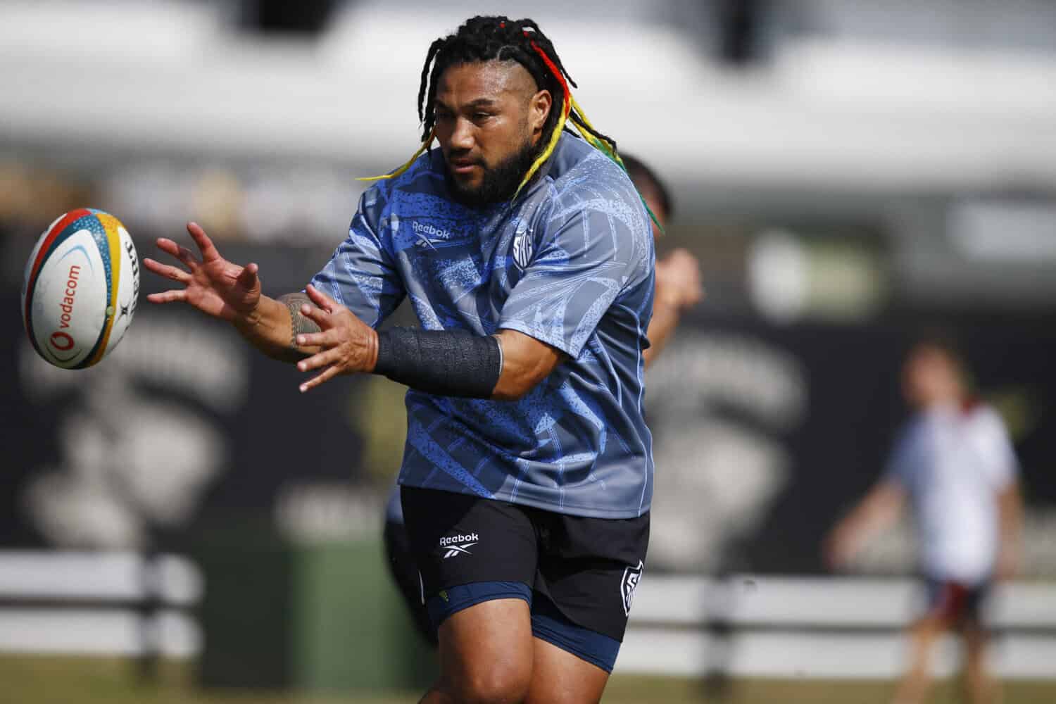 Sharks-centre-Maa-Nonu Sharks-centre-Maa-Nonu