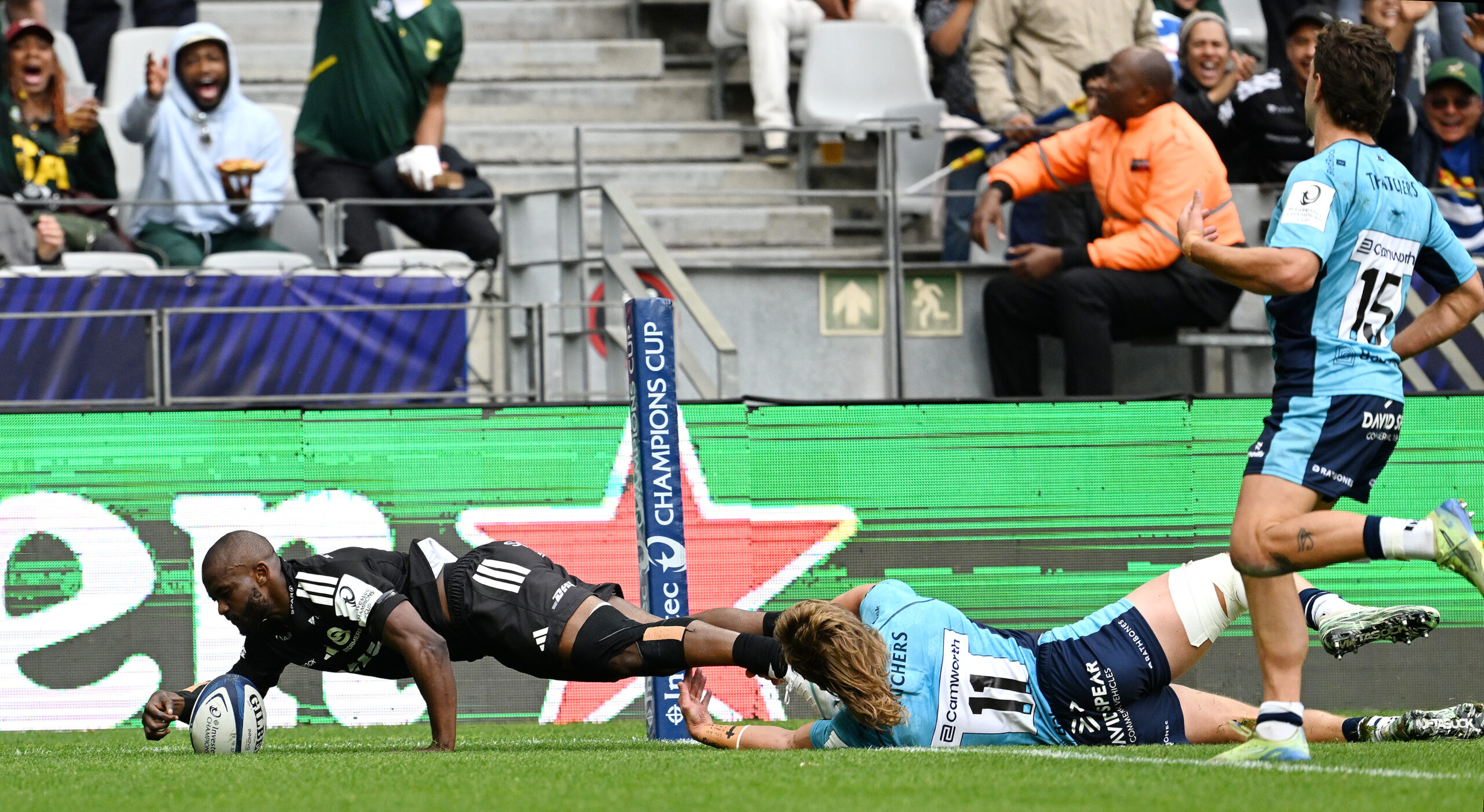 Stormers vs Bristol Bears South Africa - Cape Town - 17 October 2026 - Seabelo Senatla of Stormers scores a try against Bristol Bears players when playing the Investec Championship Cup at DHL Stadium.Photographer : Phando Jikelo